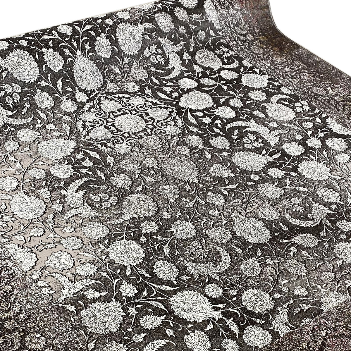 Velours-Teppich mit dichtem floralen Ornamentmuster in Silber auf dunklem Untergrund