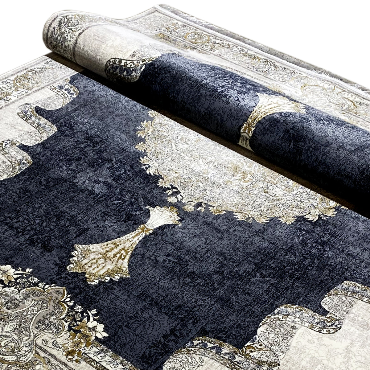 Rechteckiger Teppich mit dunklem Blau, goldenen Ornamenten und hellem Patchwork-Design