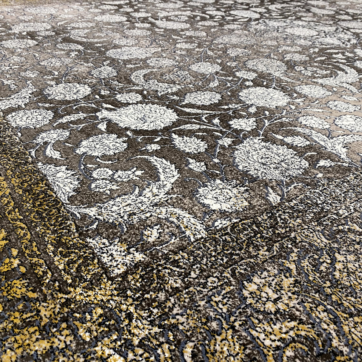 Teppich „Ewiger Herbst“ 170x240 cm, Detailansicht mit Blumenornamenten und goldfarbenem Eckbereich