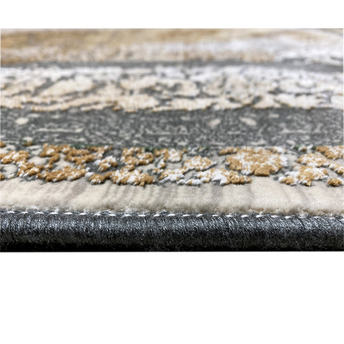 Teppichkante mit feinem Flor und eingefasstem Rand; Muster in Beige, Silber und Dunkelgrau.