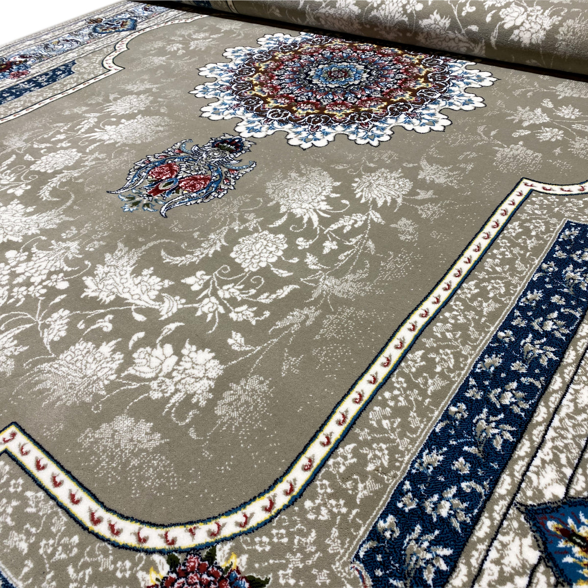 Teppich 170x240 cm Detail: beiges Muster, blau eingefasste Seiten mit Bordüre
