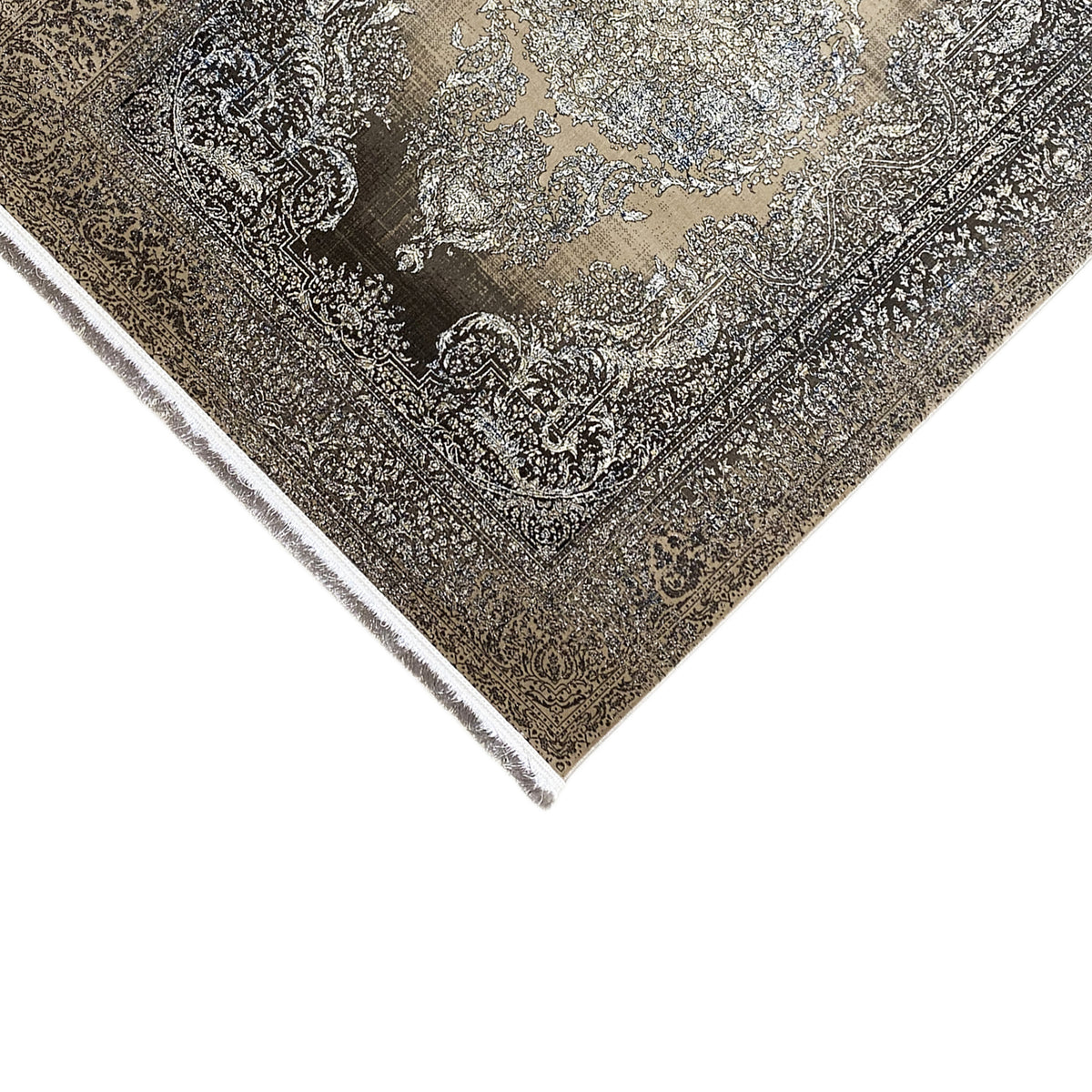 Teppich 170x240 cm in diagonaler Ansicht, silbernes Medaillon und dunkles Ornament, Fransen