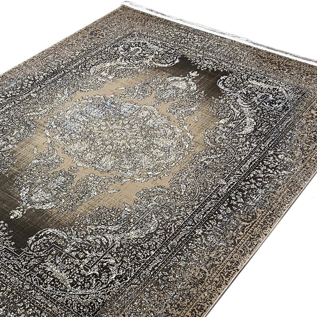 Teppich 170x240 cm Nahansicht: silbernes Medaillon, dunkler Ornamentrahmen, Fransen