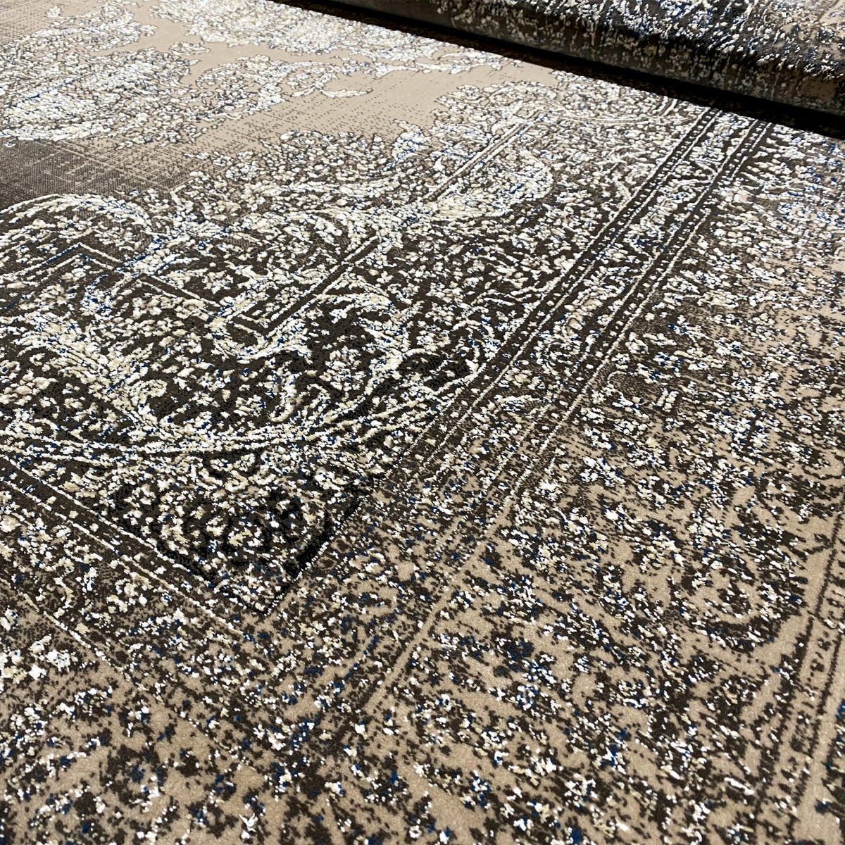 Teppich 170x240 cm Detailansicht des Ornamentmusters mit silberner Struktur, dunkler Rand