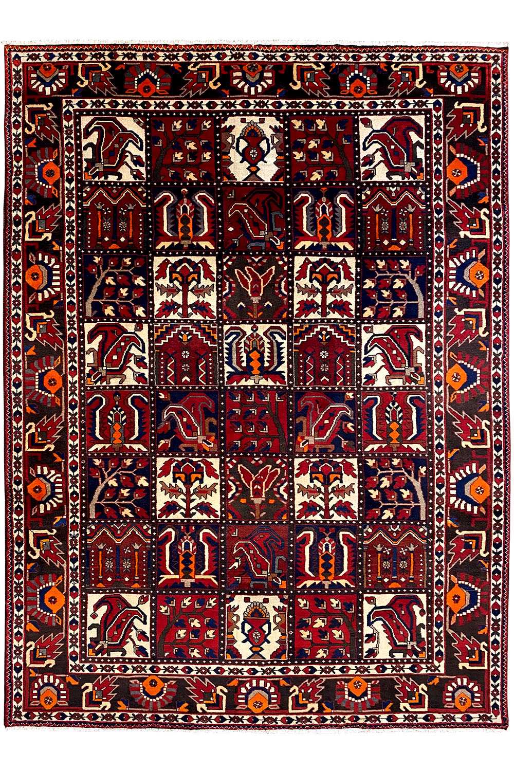 Bakhtiari-Teppich, frontale Ansicht: dichtes geometrisches Ornamentmuster in bordeauxrot und cremefarben