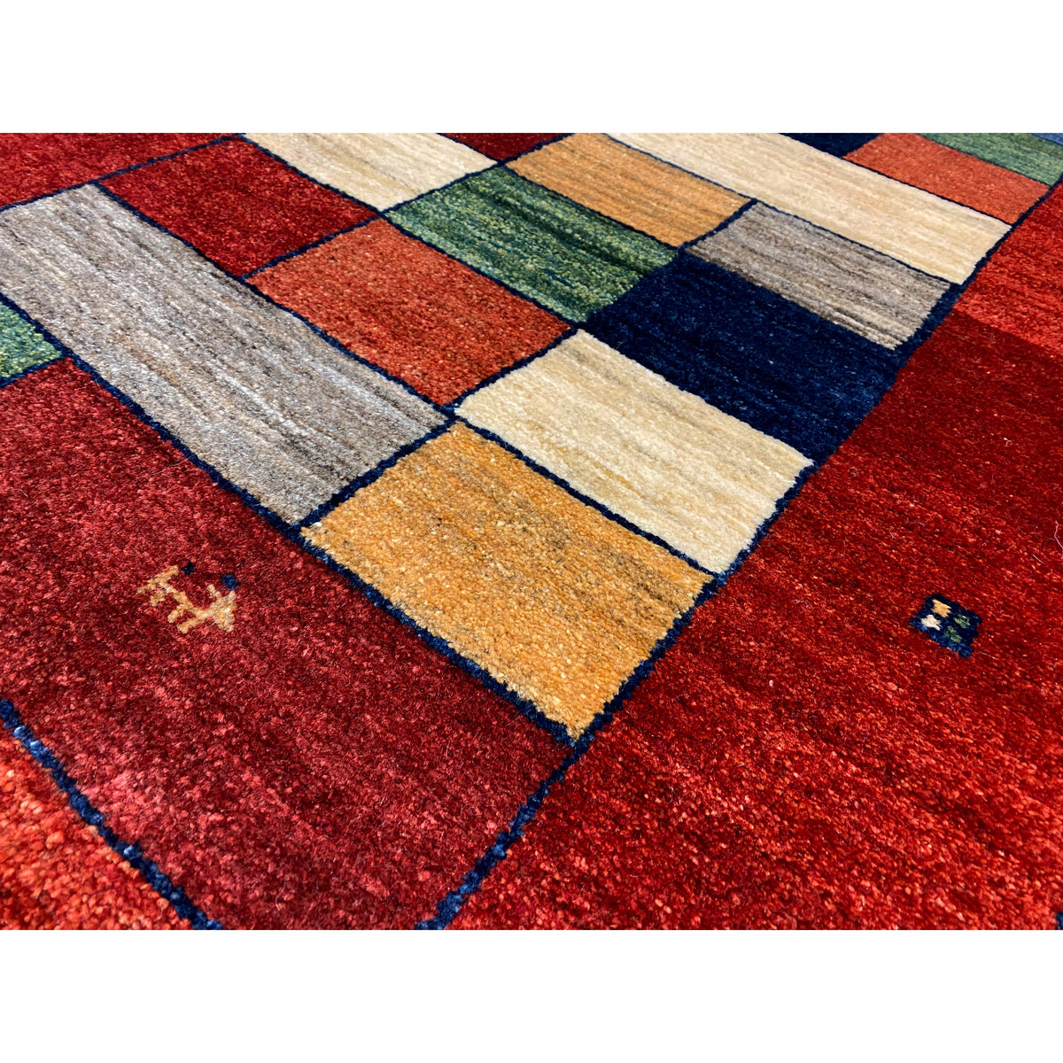 Detail vom Gabbeh-Teppichläufer: rot mit Blockmosaik aus Creme-, Grün- und Blautönen