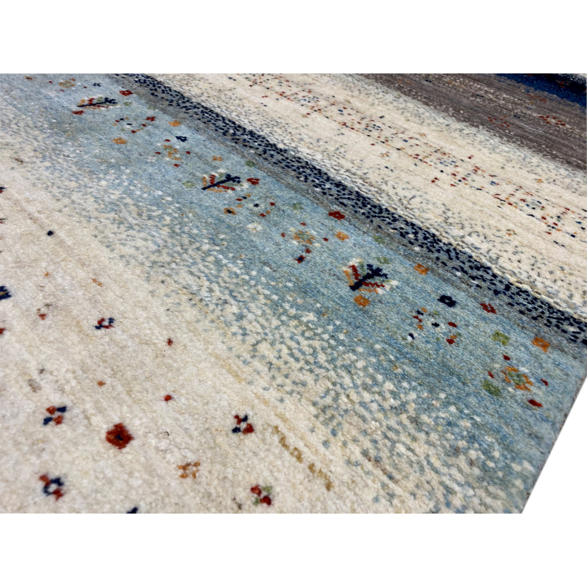 Gabbeh-Teppichläufer Detail: Hellbeige Fläche mit blauen Streifen und kleinen Mustern