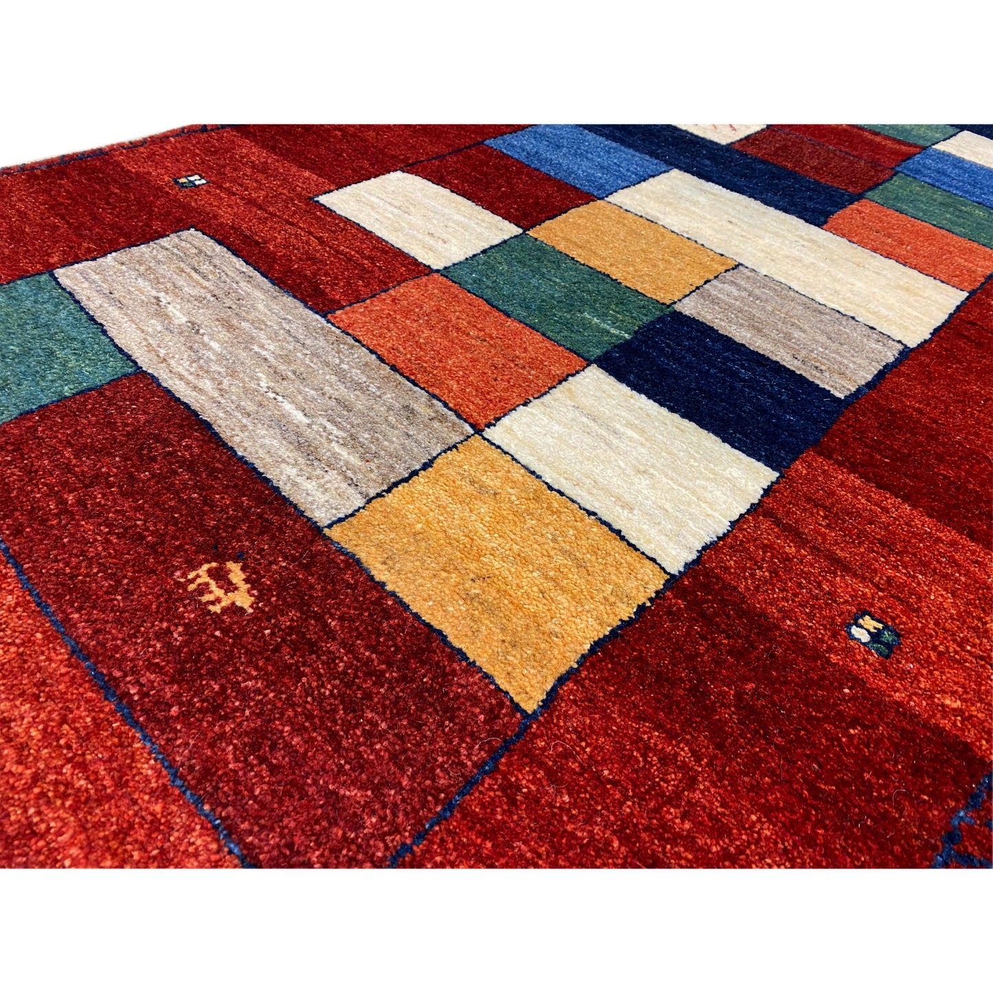 Roter Gabbeh-Teppich-Läufer Nahaufnahme: dichtes Flor, mehrfarbige Vierecke.