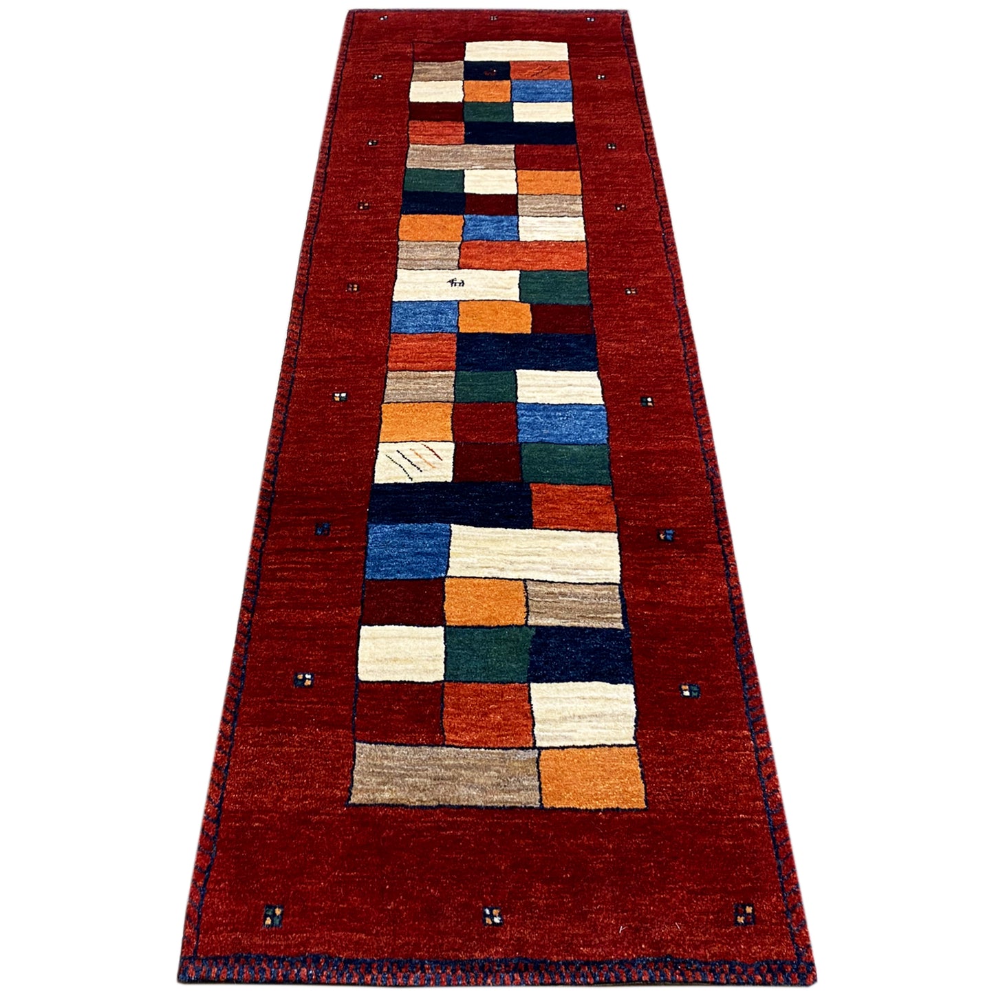 Roter Gabbeh-Teppichläufer längs ausgebreitet, Patchwork-Quadrate in Blau, Grün, Beige