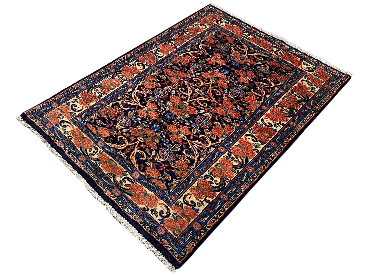 Teppich in Schräglage: dunkelblaues und rotes Ornamentmuster mit Einfassung, 142×102 cm