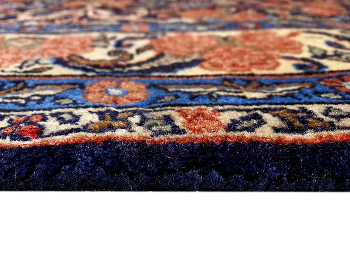 Nahaufnahme der Floroberfläche mit blau-roten Ornamentdetails und dichter Struktur