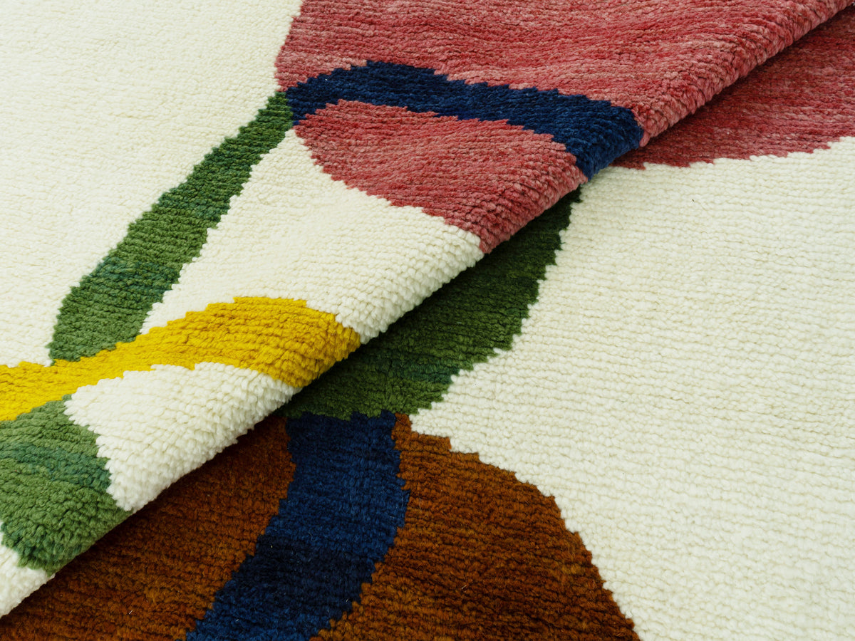 Teppich in Nahaufnahme: farbige Flächen aus Rot, Grün, Blau und Gelb, Flor erkennbar