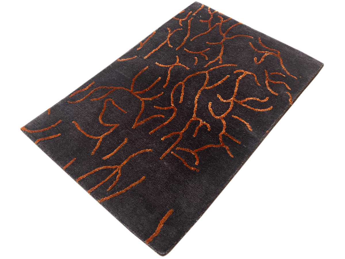 Design-Teppich dunkelgrau mit orangefarbenem abstraktem Linienmuster, quadratisch gedreht