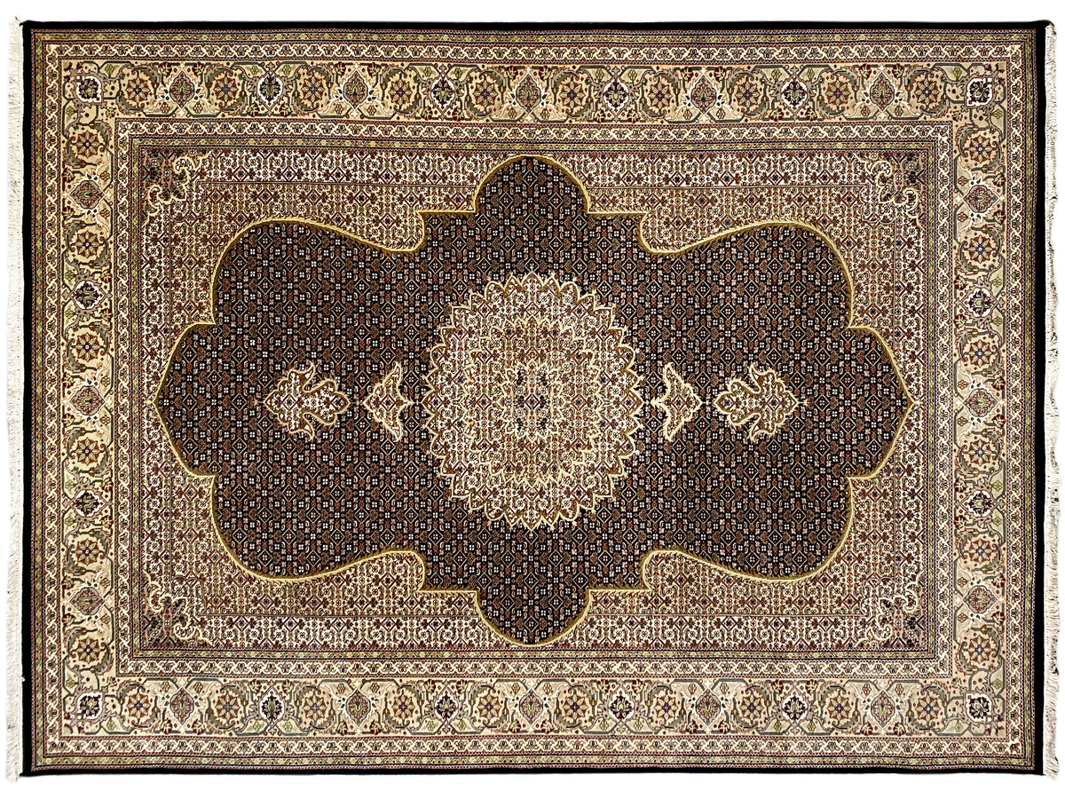 Teppich mit dunkelbraunem Grund, zentralem Blütenmedaillon und detailreicher Bordüre