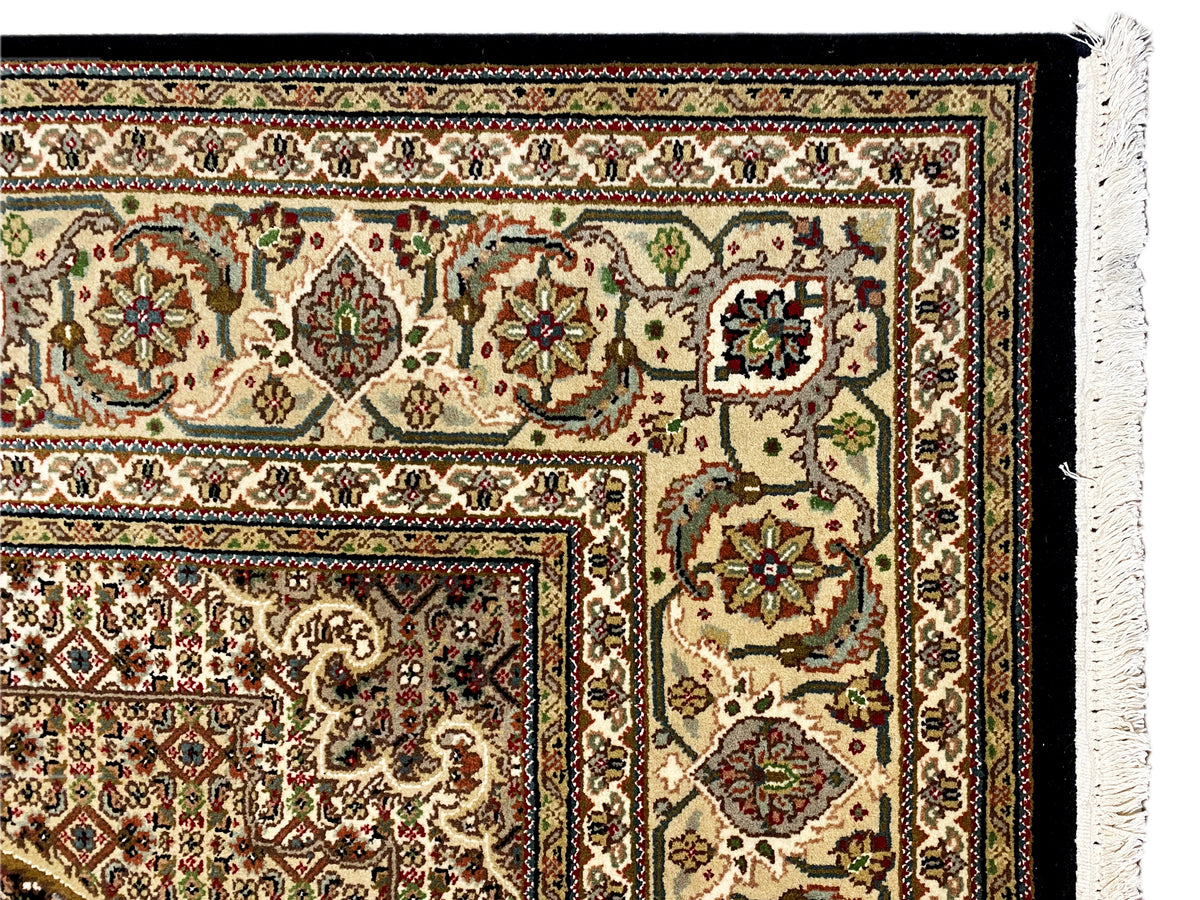 Teppichsaum mit dichtem Muster und weißen Fransen, mehrfarbige Ornamentik