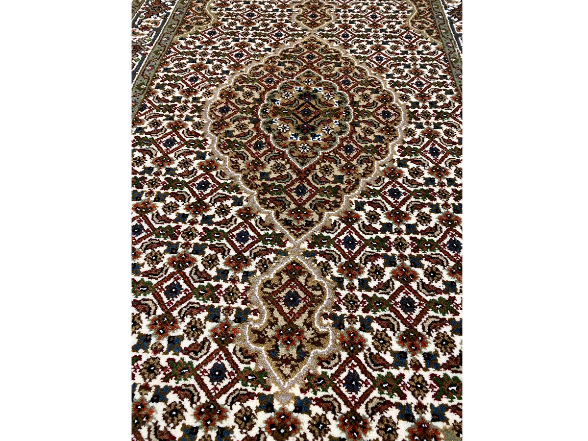 Indo Täbriz Teppich mit Medaillon-Muster, mehrfarbig