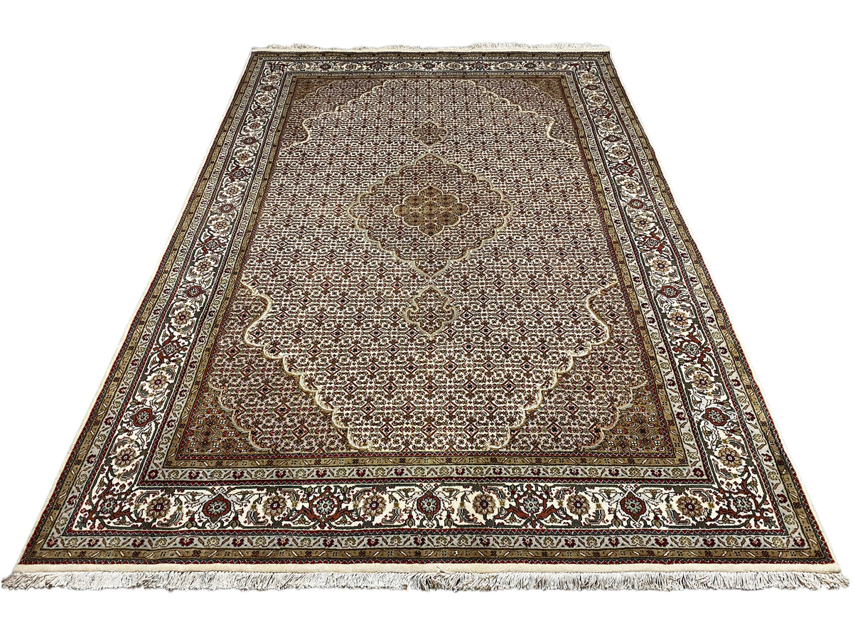 Teppich flach ausgebreitet, zentraler Floralmotiv-Bereich und Bordüre mit Ornamentleisten