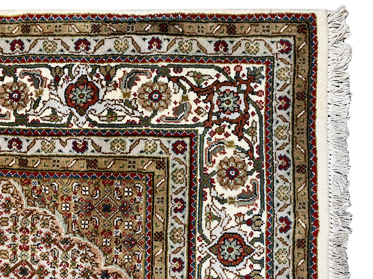 Teppichdetail mit Rahmenleisten, Blumenornamenten und Kettelfaden-Fransen am Rand