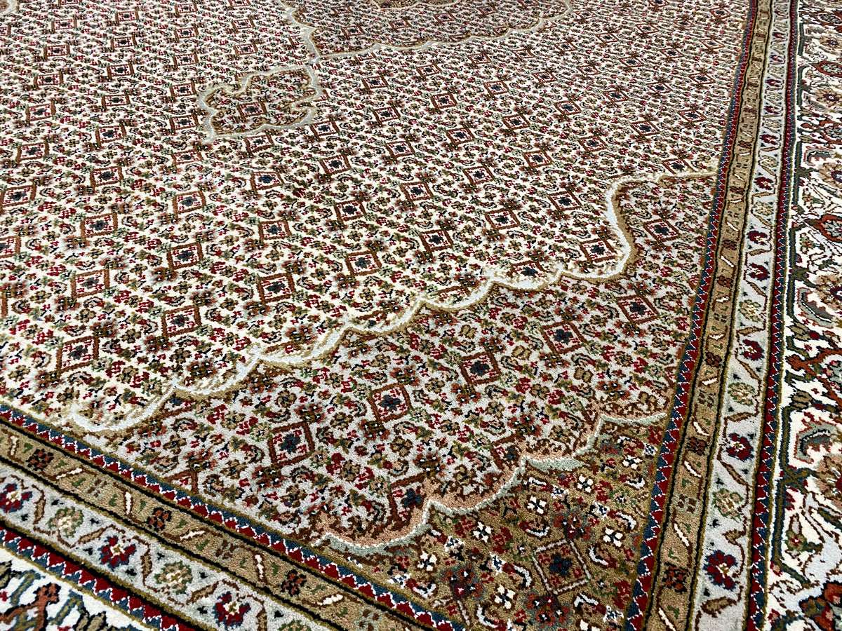 Indo Täbriz Teppich mit ornamentalem Muster, rotem Grund und Zierbordüre