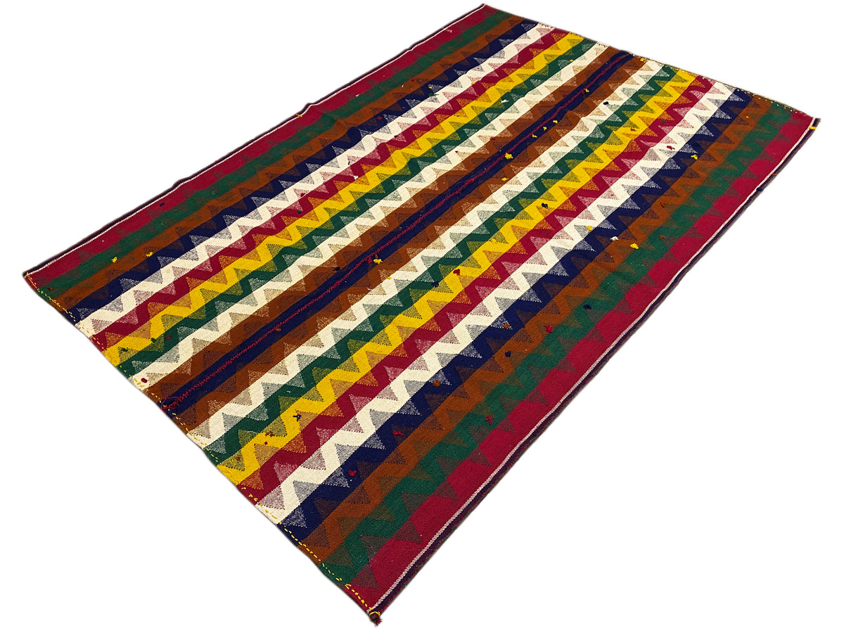 Jajim-Teppich als diagonaler Blick mit bunten Chevronstreifen und Zickzackmuster