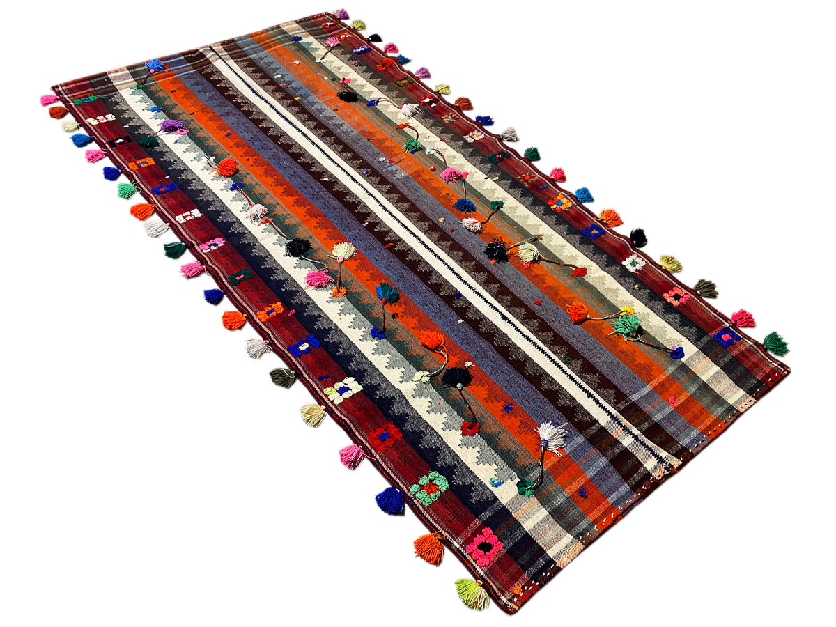 Jajim-Teppich mit diagonaler Ansicht, Streifen und bunten Quasten an den Kanten