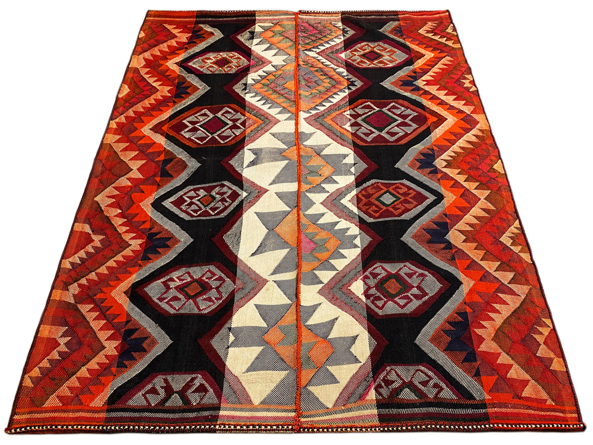 Jajim-Teppich diagonal gezeigt, symmetrische Medaillons in Rot, Schwarz und Creme