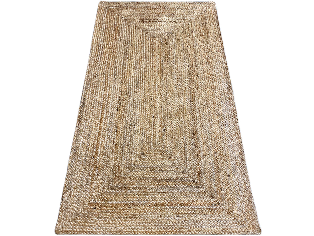 Jute-Teppich schrägansicht, beiges Gewebe mit Boho-Rahmenmuster und gesäumten Kanten