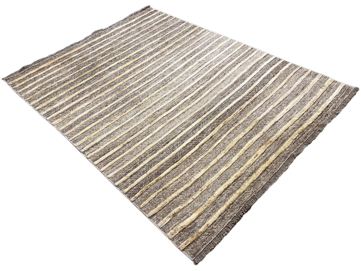 Kelim-Teppich diagonal ausgebreitet, Streifenmuster in Grau, Beige und Gelb, gesäumt