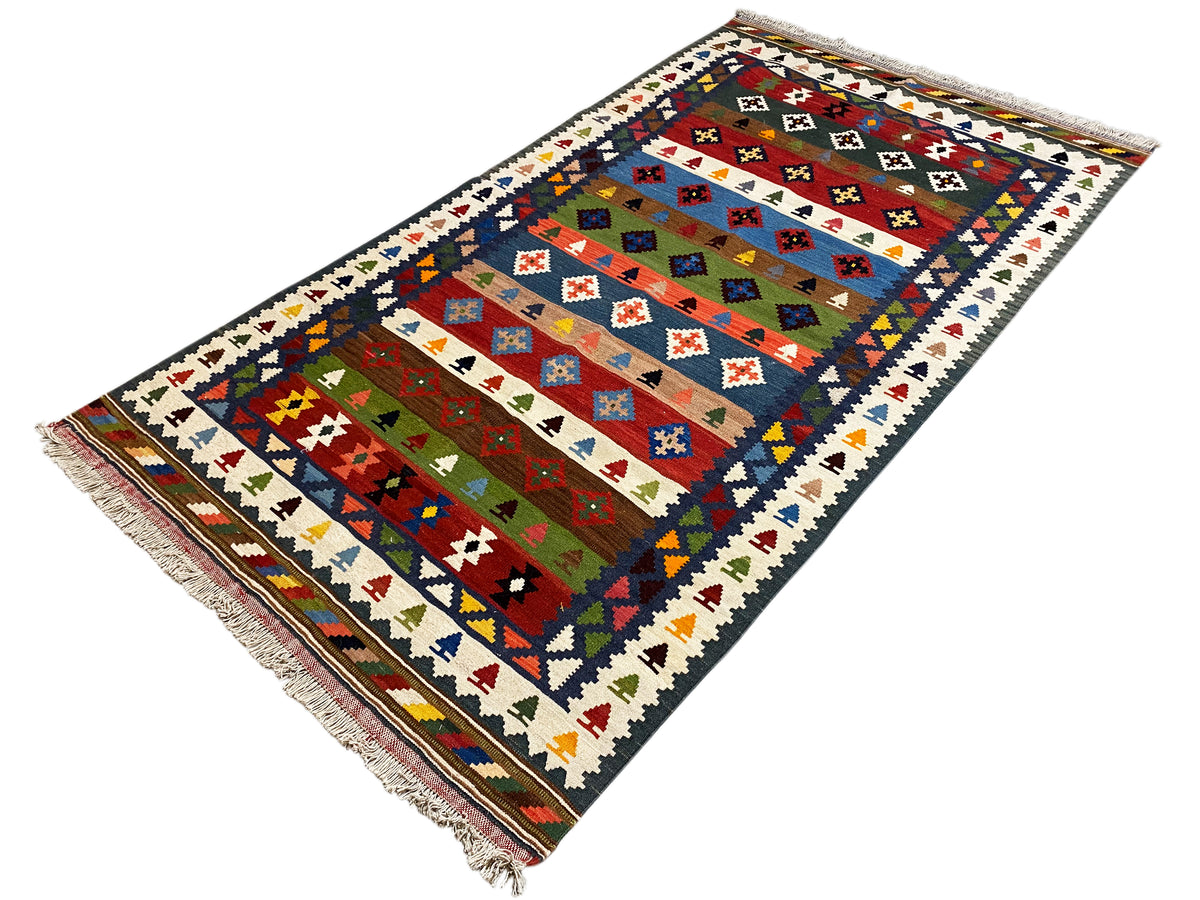 Kelim-Teppich 228×128 cm schräg von oben, geometrische Felder in Blau, Rot und Grün
