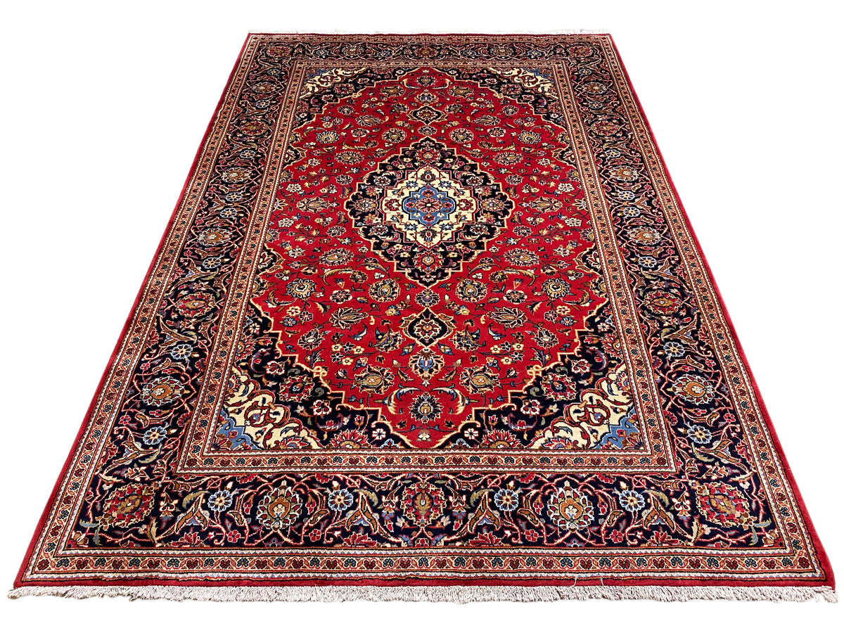 Rot-brauner Orientteppich mit mittiger Rosette, ornamentalem Rahmen und hellen Fransen