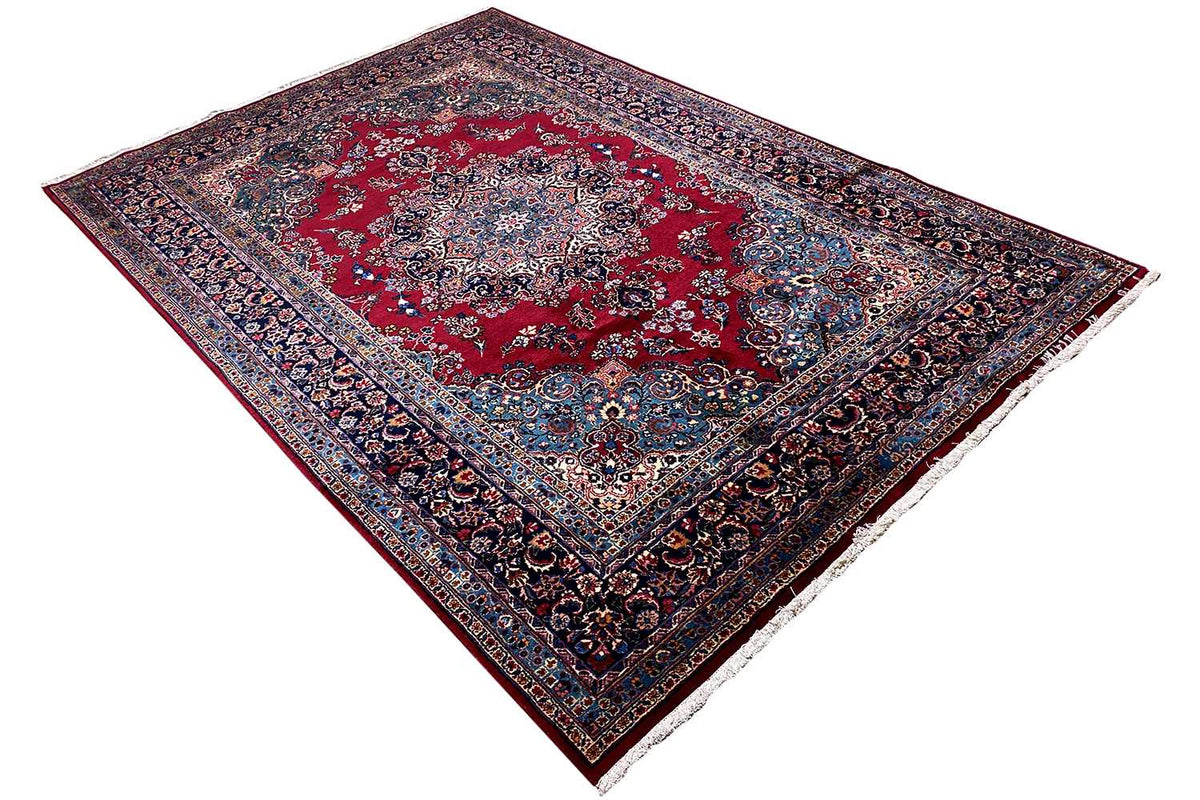 Khorasan-Teppich (296x198 cm) in Dreiviertelansicht: rot, blau und feine Ranken