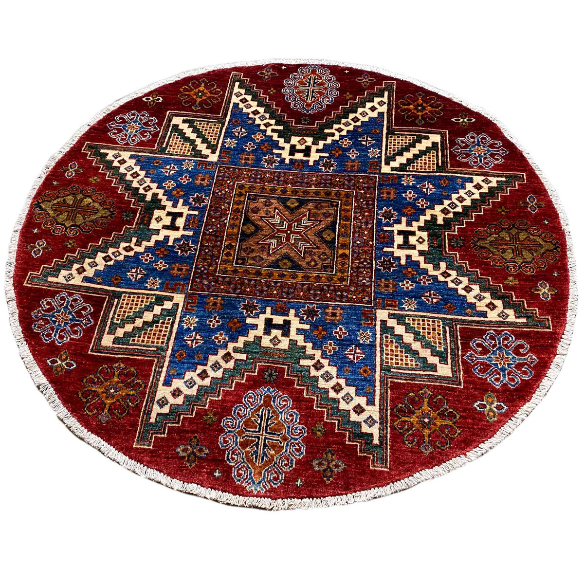 Runder Teppich mit rotem Untergrund und blauem Ornamentmuster, weißer Kante