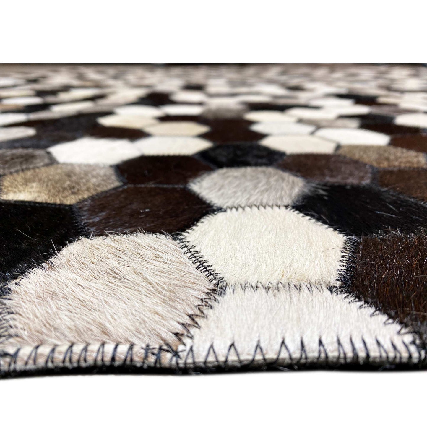 Hexagonaler Kalbsleder Teppich 243x156 cm - German Carpet Shop