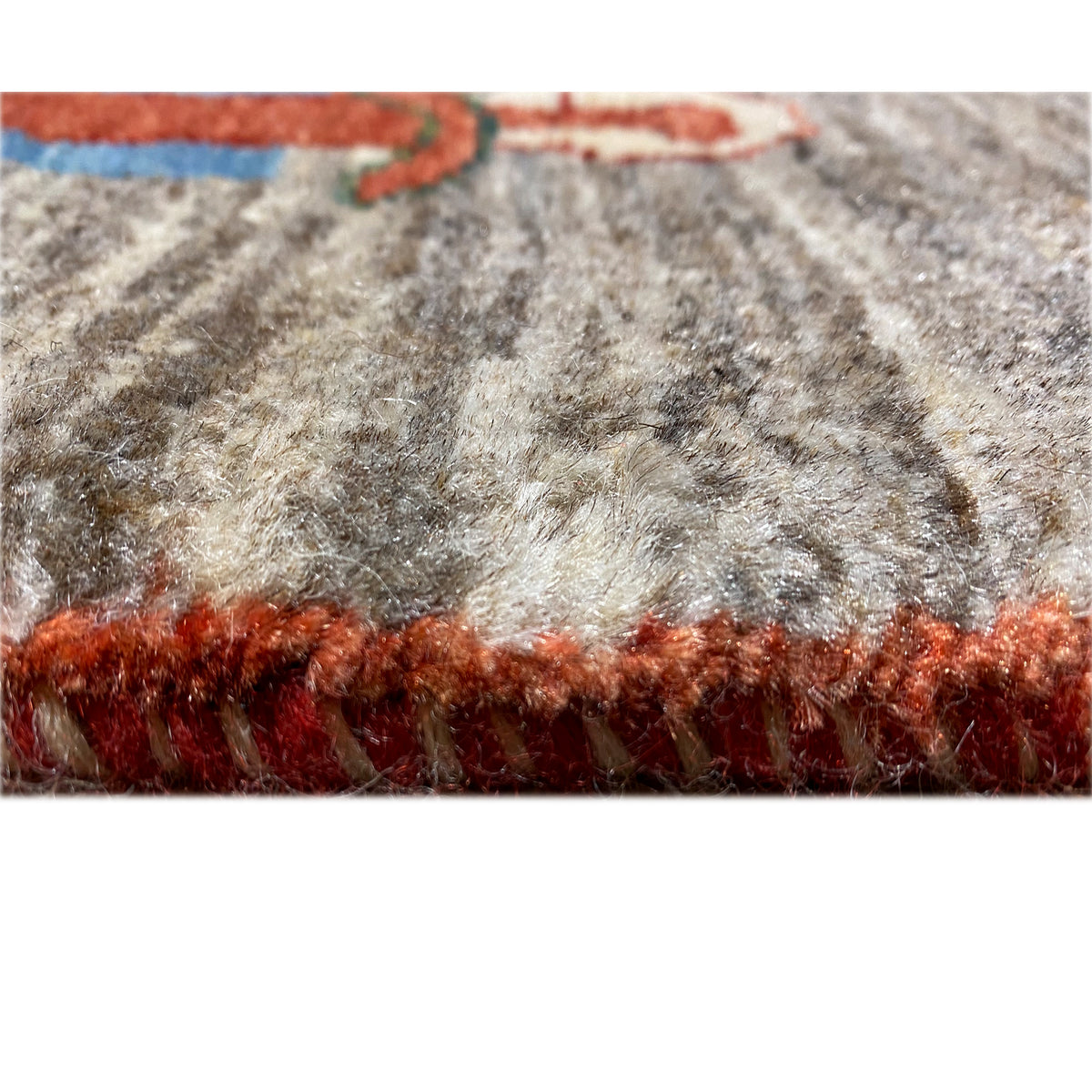 Löwen-Gabbeh-Teppich 117x79 cm Nahaufnahme: kurze Florhöhe und roter Kantenbesatz