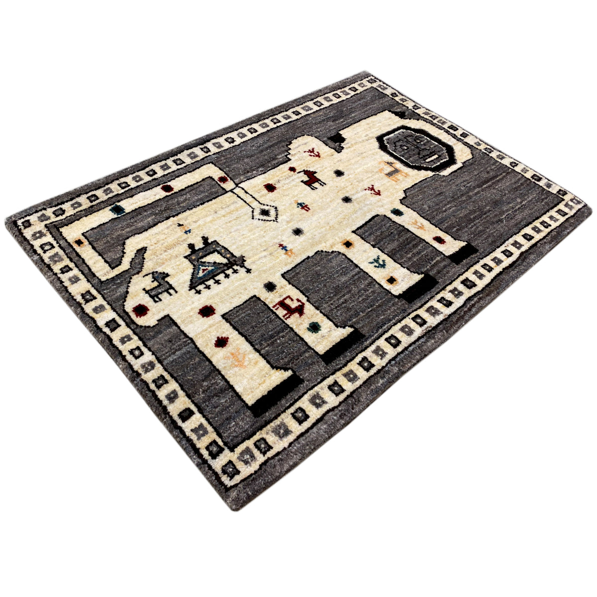 Gabbeh-Teppich in diagonaler Ansicht mit cremefarbenem Grund und grauen Musterelementen