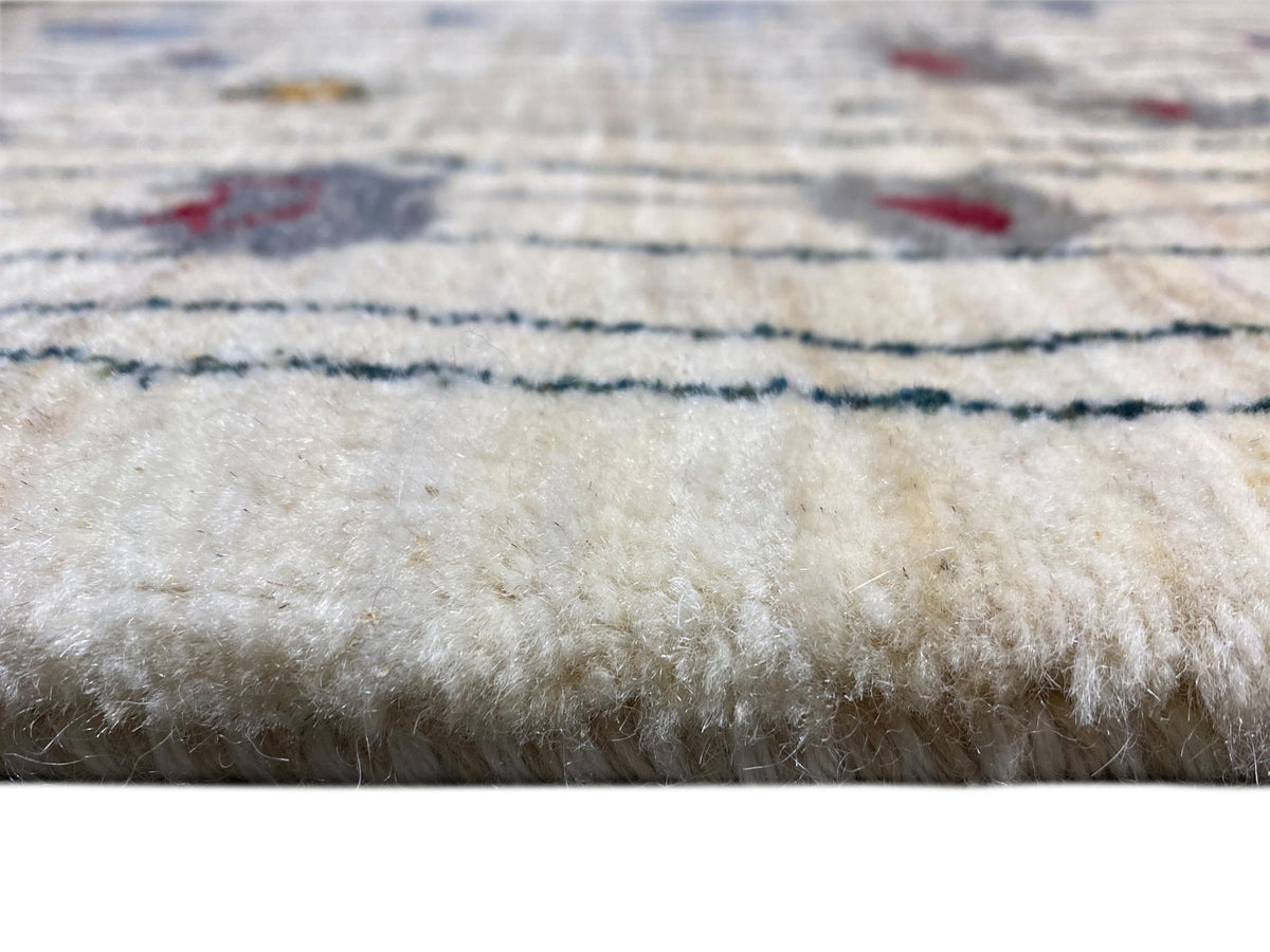 Teppichflor in cremefarbener Optik, mit erkennbaren blau-roten Motivfäden