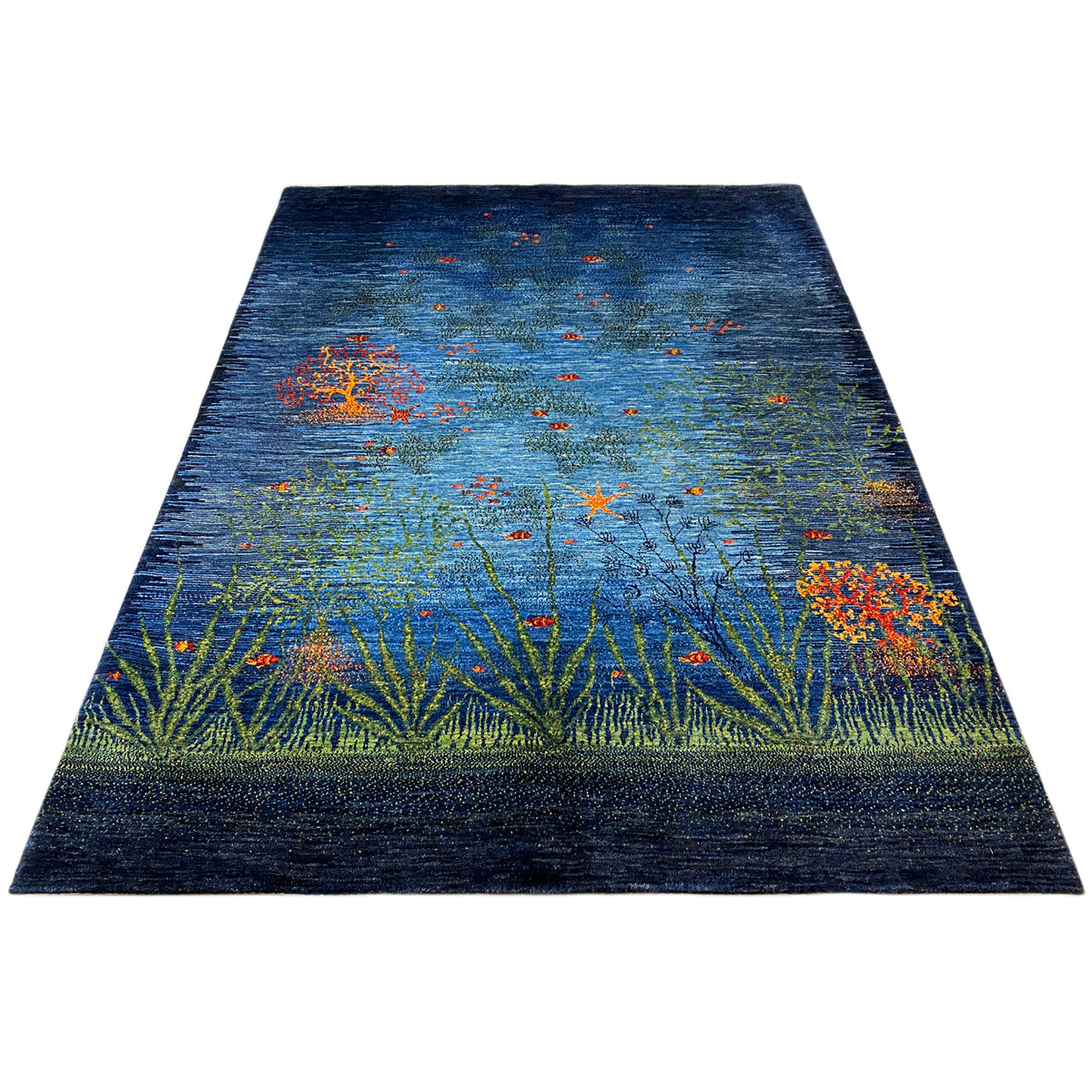 Teppich in Schrägansicht: blau-grün, orange Akzentmotive und Pflanzenlinien