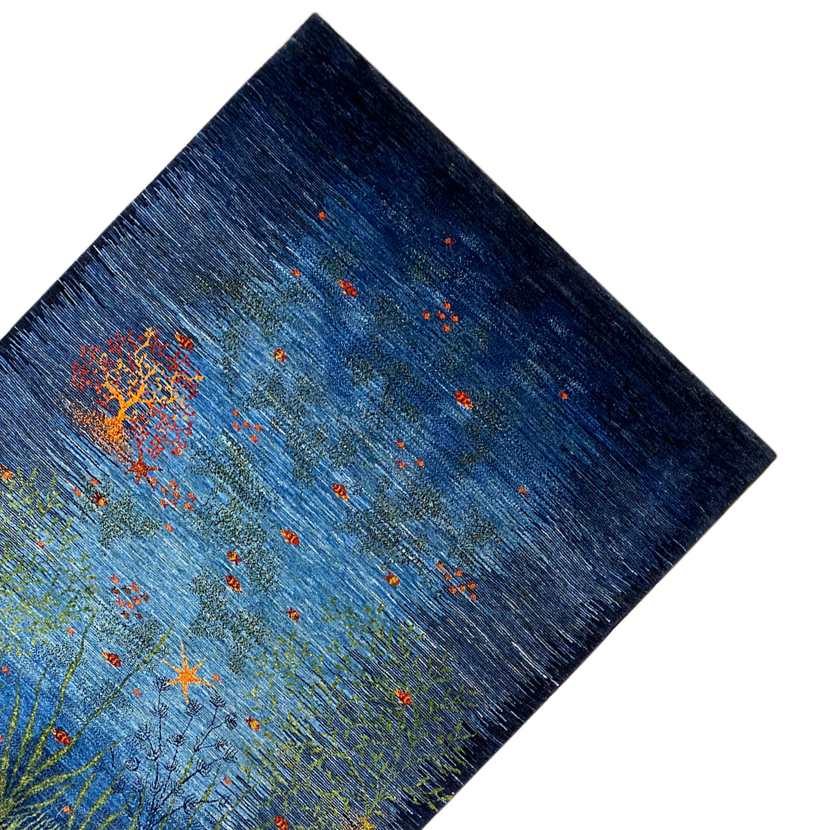 Teppich-Ecke: blaues Muster mit hellgrünen Zweigen und orangefarbenem Blütencluster