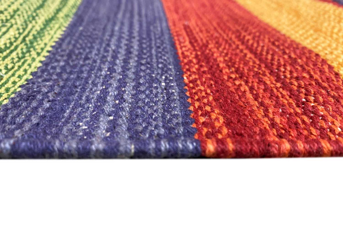 Teppichflor im Detail: blaues und rotes Garn mit farbigen Webstreifen