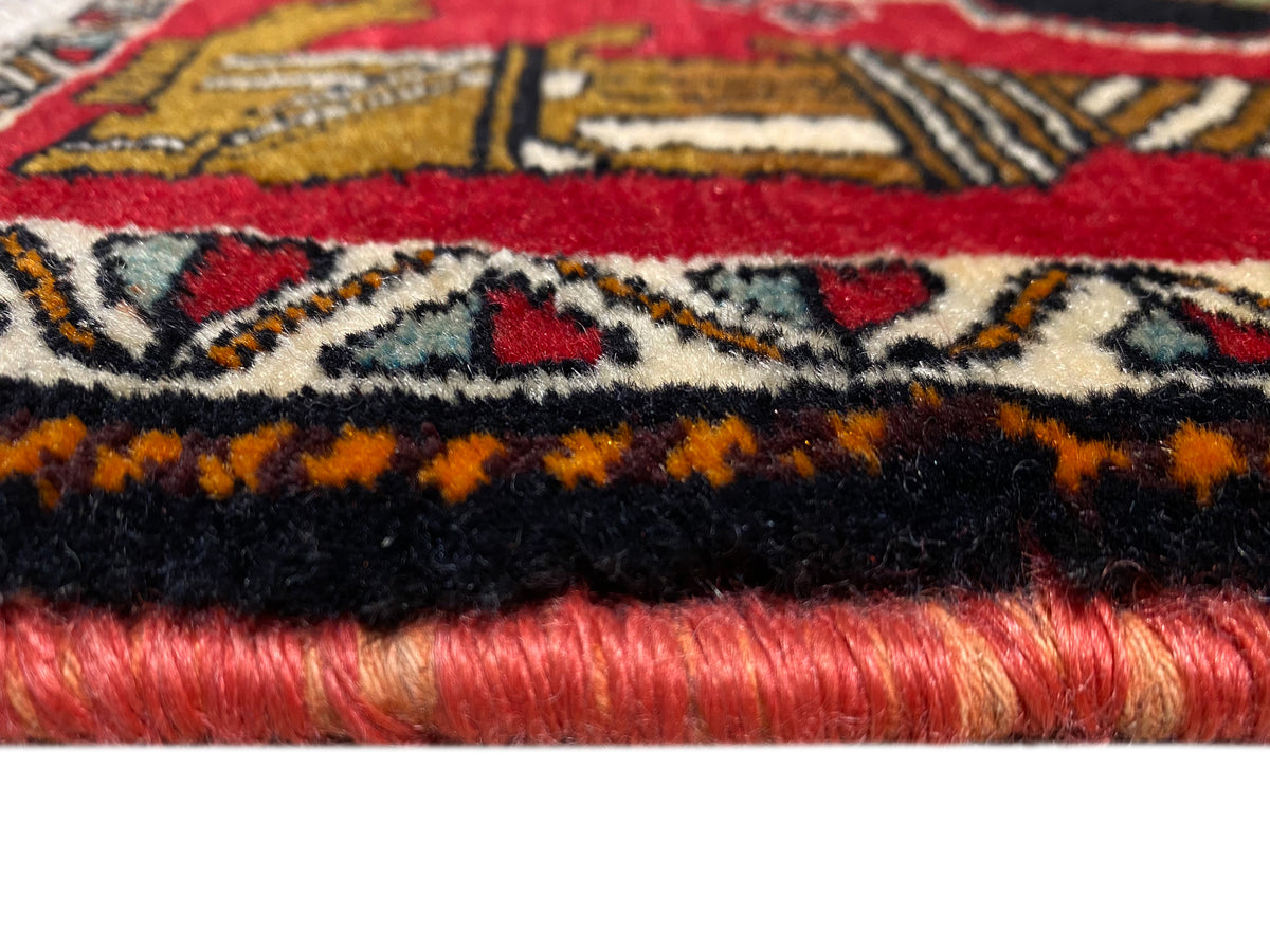 Poshti-Teppich 63x55 cm: Detail der Teppichkante mit Fransen, schwarzer Bordüre und rotem Flor