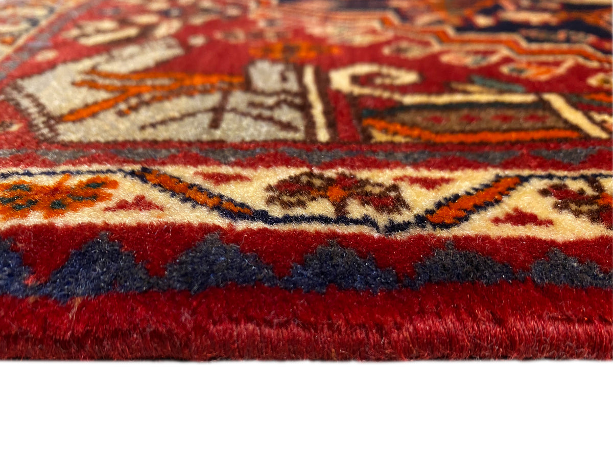 Teppich 65x59 cm Nahansicht: roter Flor, umlaufende Bordüre und kurze Fransen