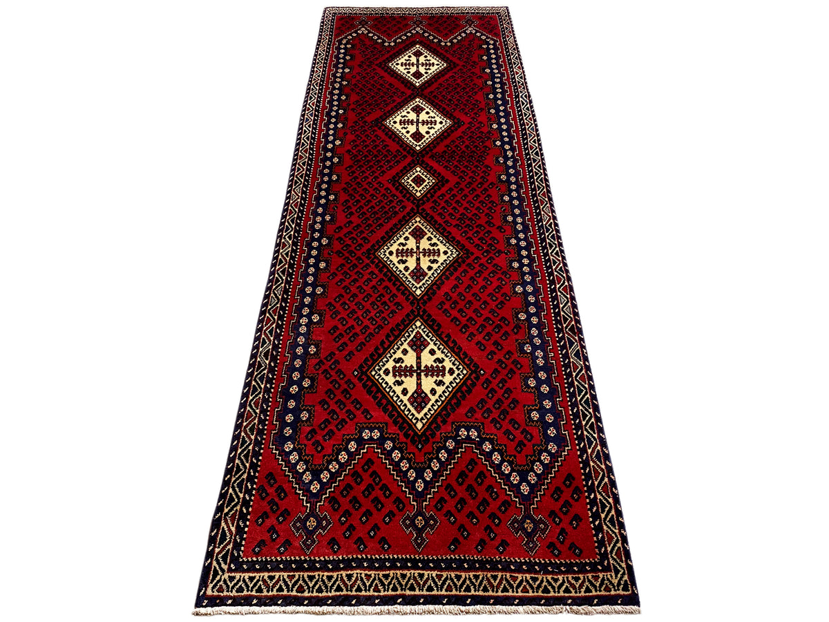 Roter Läuferteppich mit spitz zulaufendem Eindruck, Diamantmotive in Creme