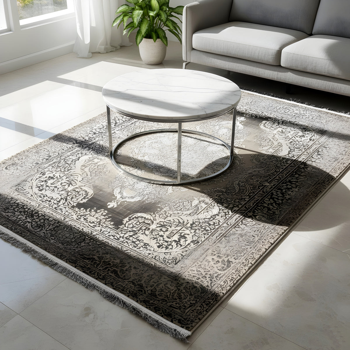 Teppich mit großem Medaillonmuster, silbergraue Ornamentik auf dunklem Untergrund