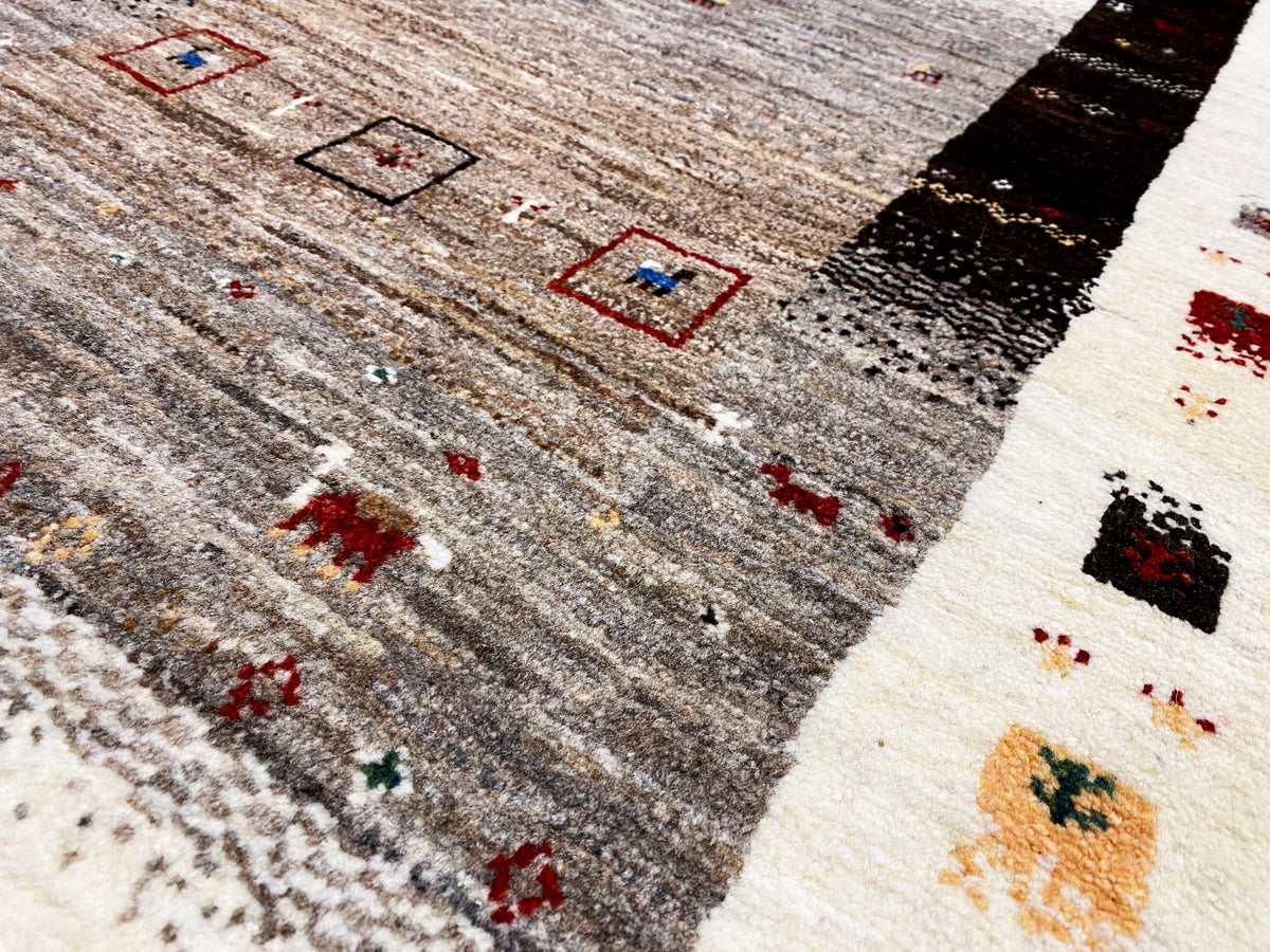 Gabbeh-Läufer mit schlichten Streifen und kleinen Musterquadraten in Beige, Grau und Dunkelrot
