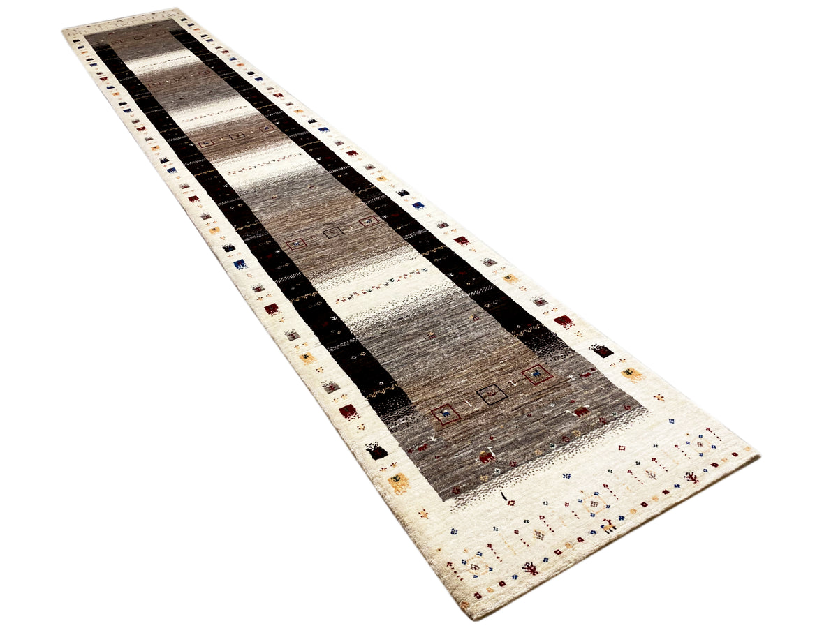 Schmaler Gabbeh-Läufer im Diagonal-Layout: Weiß, Grau und Schwarz mit Zierbändern