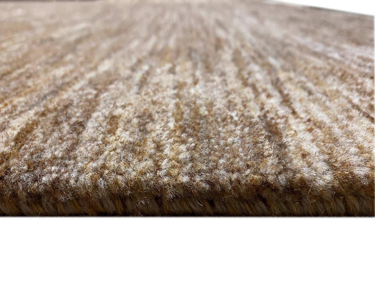 Gabbeh-Teppich Detail: braun-beiger Flor, kompakte Kurzhaar-Textur an der Kante