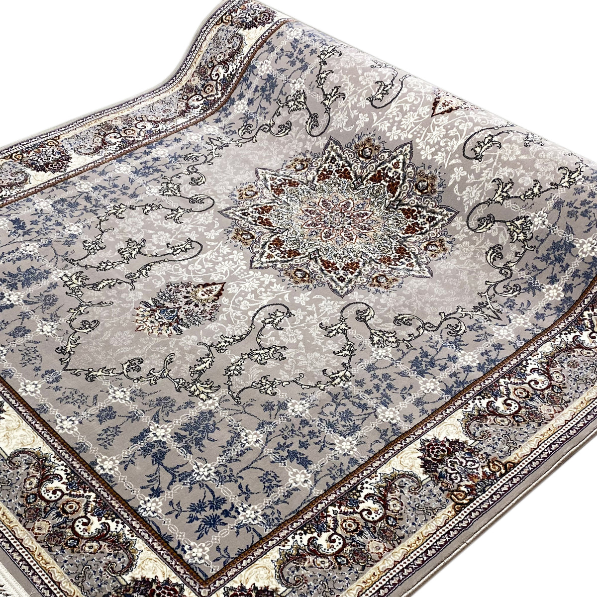 Nahaufnahme: Nain-Teppich mit blauem Ornamentmuster und zentralem Medaillon, eingefasst mit Rand