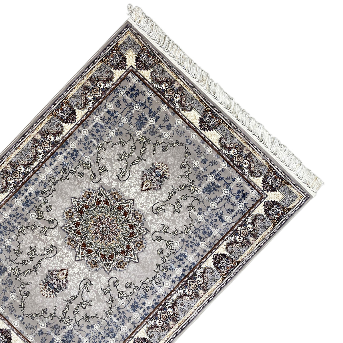 Diagonale Ansicht: Nain-Teppich mit blauem Ornamentfeld, zentralem Medaillon und Fransen