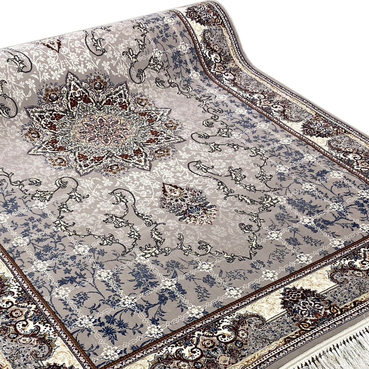 Teppichdetail: zentrales Medaillon und florale Ornamente in Blau-Grau mit dunkler Einfassung