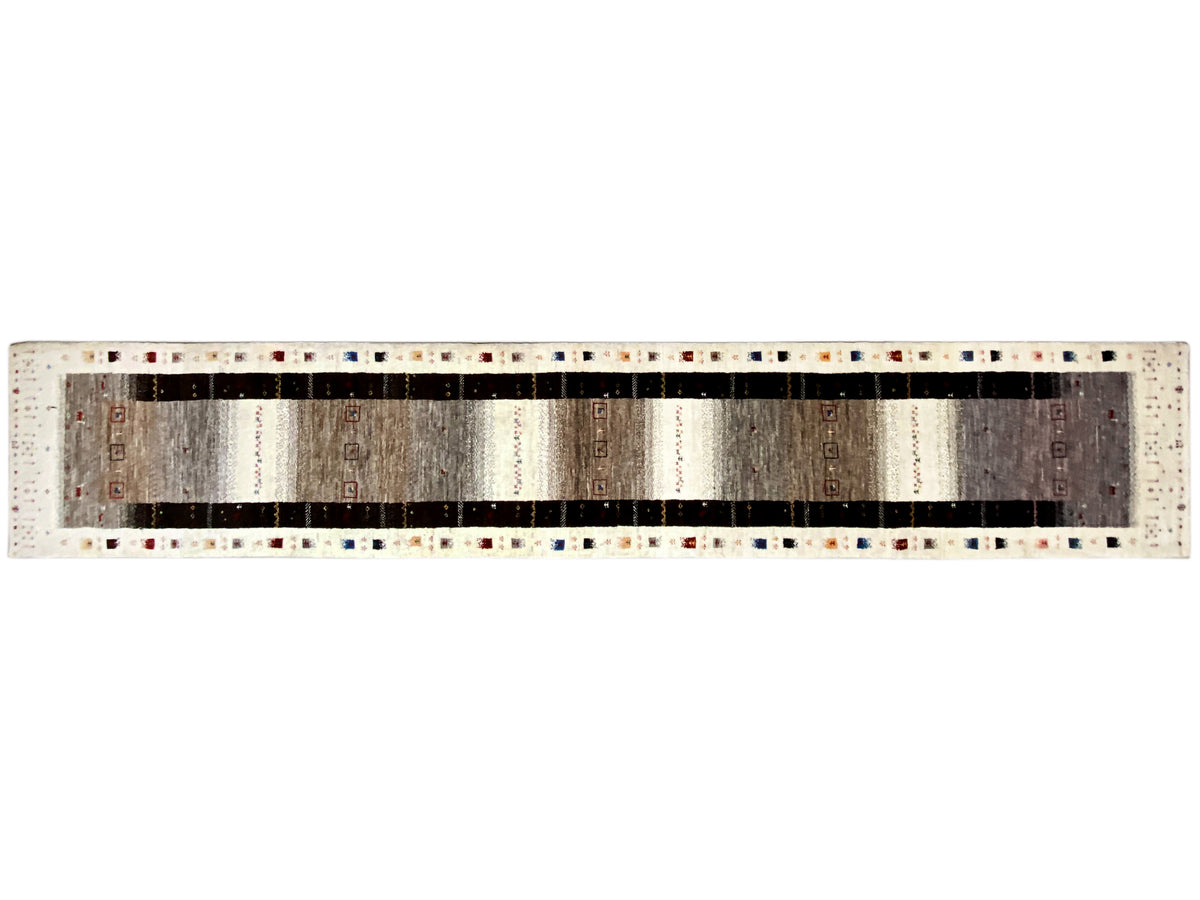 Gabbeh-Läufer queransicht: silbergraue Mitte mit dunklen Streifen und Punktmuster-Bordüre